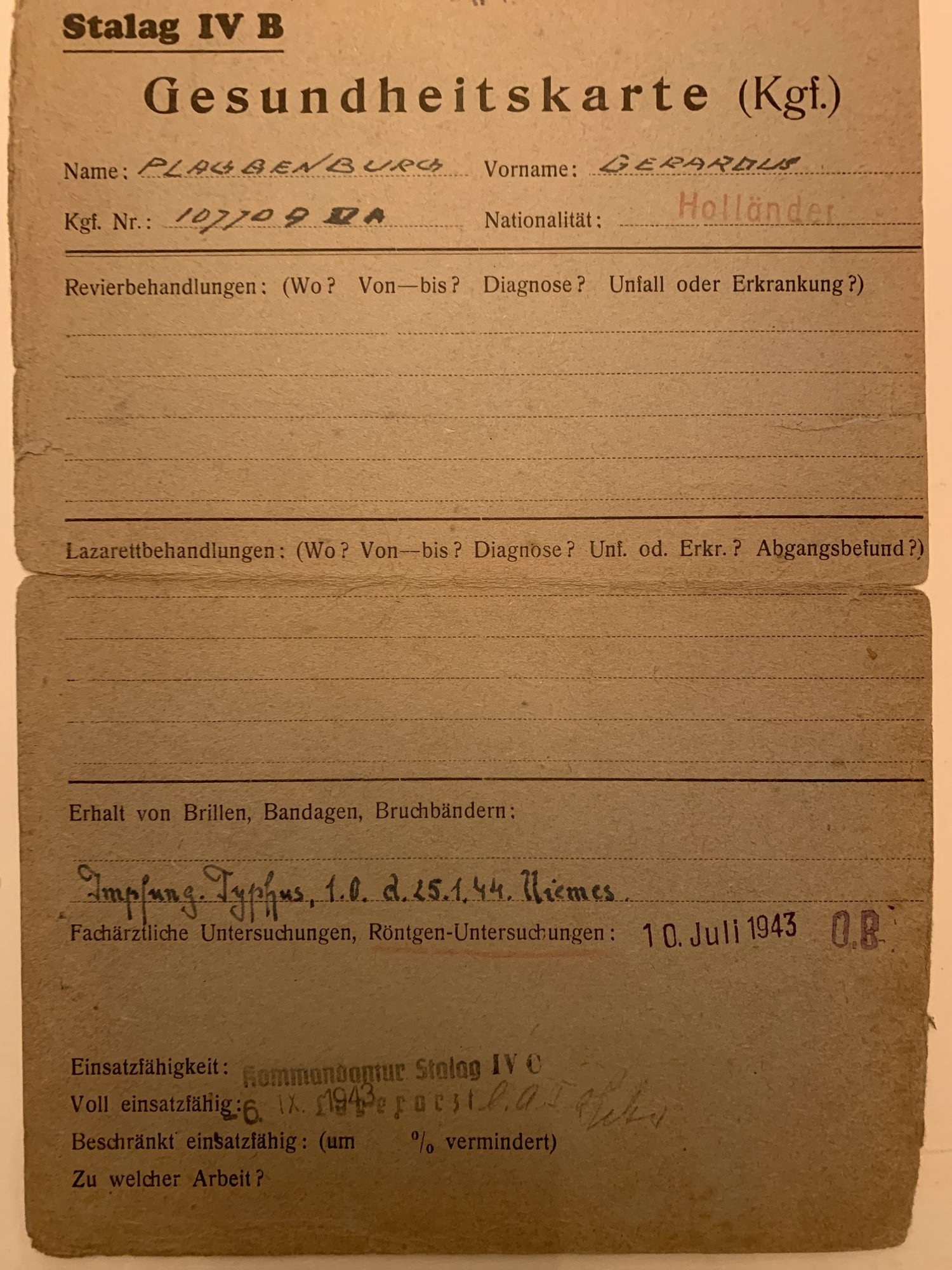 Gesundheitskarte, voorzijde, met stempel 'voll einsatzfähig'.