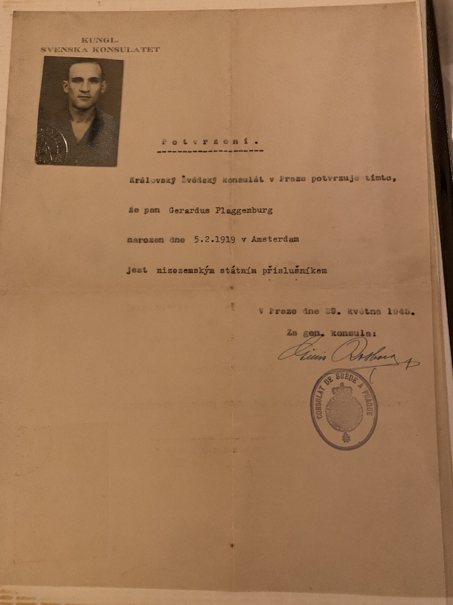 Identiteitsbewijs van het Koninklijk Zweeds Consulaat in Praag, 29 mei 1945, met portretfoto van Gerardus Plaggenburg.