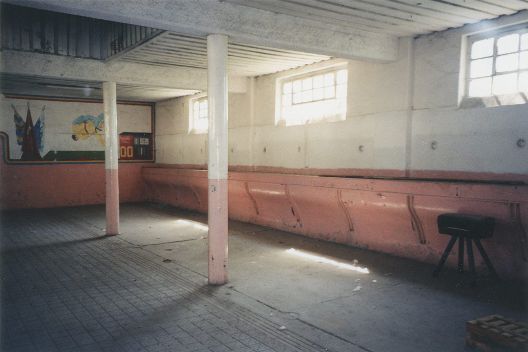 Interieur van de voormalige paardenstallen van Stalag XI-A Altengrabow.
