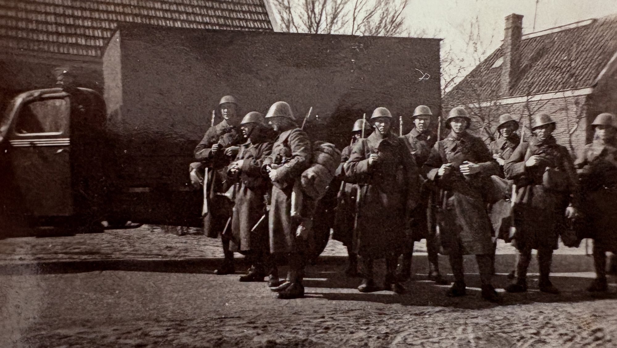 Peloton soldaten met helmen en geweren tijdens een oefening.