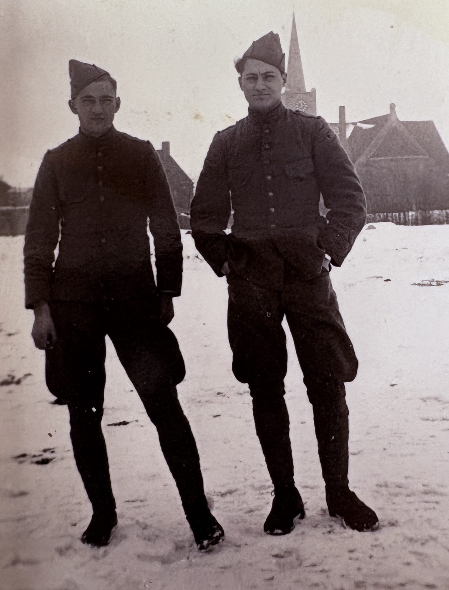 Gerardus met een kameraad in de sneeuw in Breezand, met de dorpskerk op de achtergrond.