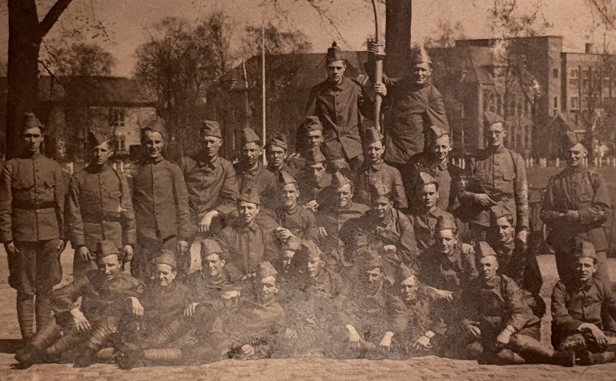 Groepsfoto van de 4e sectie op het exercitieterrein van een kazerne in Amersfoort, diensttijd 1939-40.