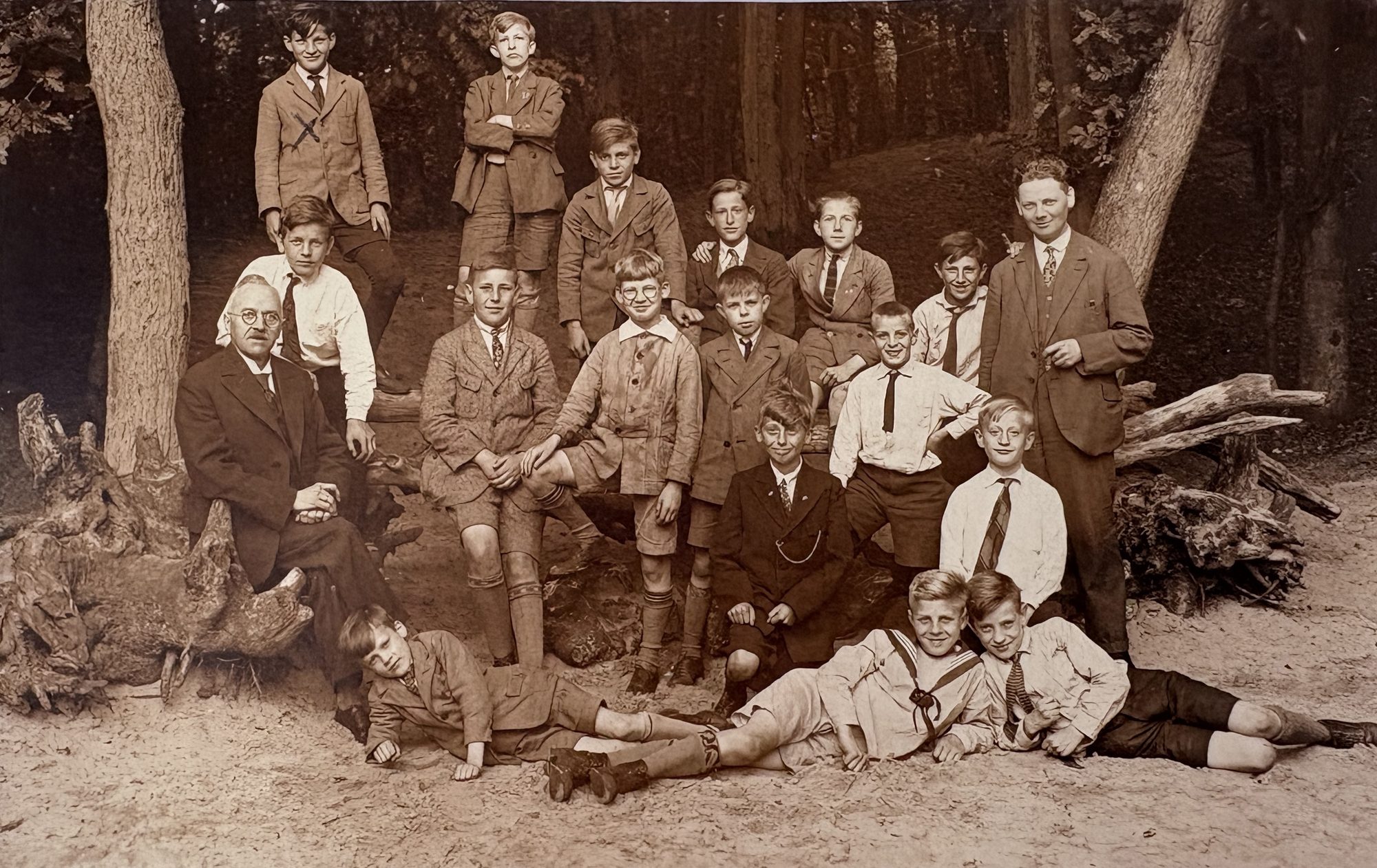 De klas van Gerardus, op stap in het bos.