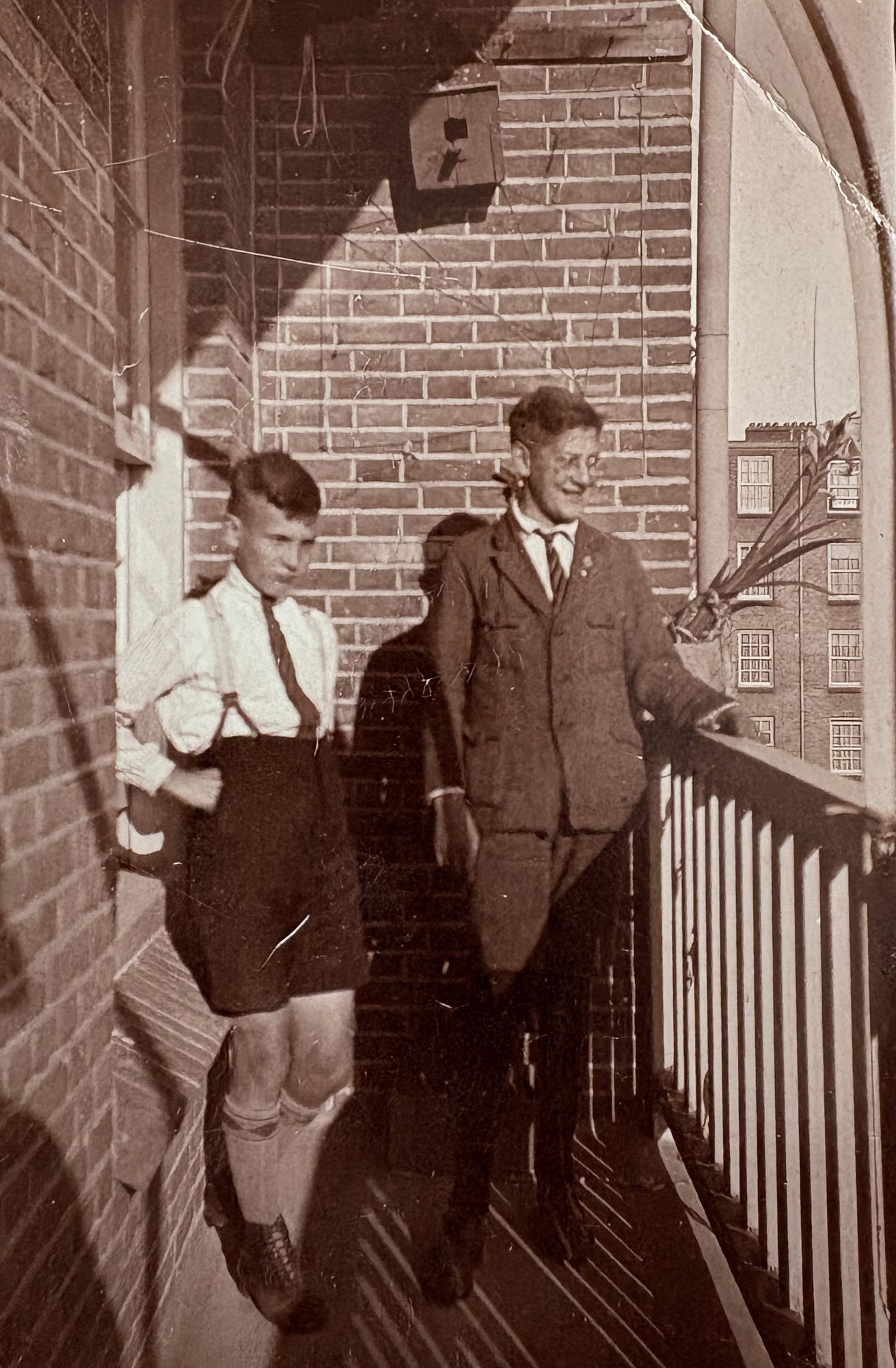 Gerardus en Wim op een galerij, vermoedelijk aan de Vincent van Goghstraat.