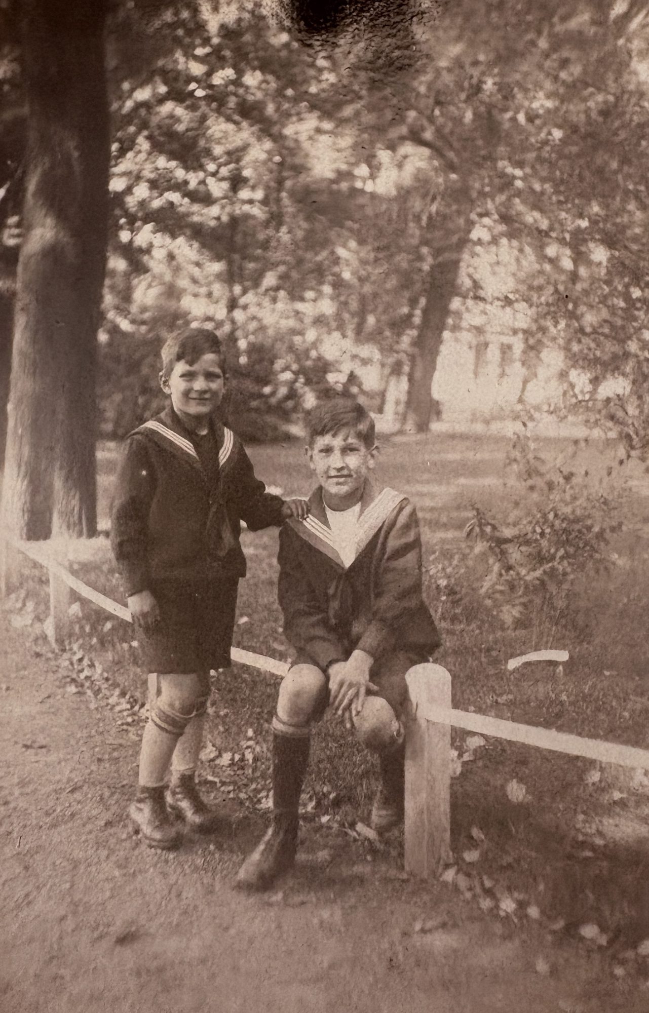 Gerardus en zijn broer Wim als jongens in matrozenpak.
