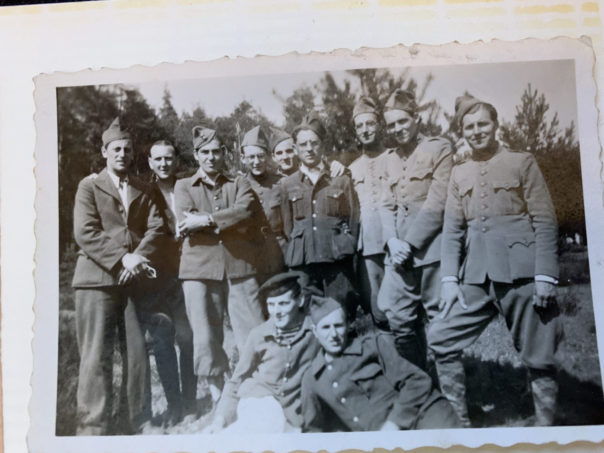 Groepsfoto met onder anderen Bert van Dongen; opnameplek onzeker, vermoedelijk rondom Mühlberg of in de Brüx-omgeving.