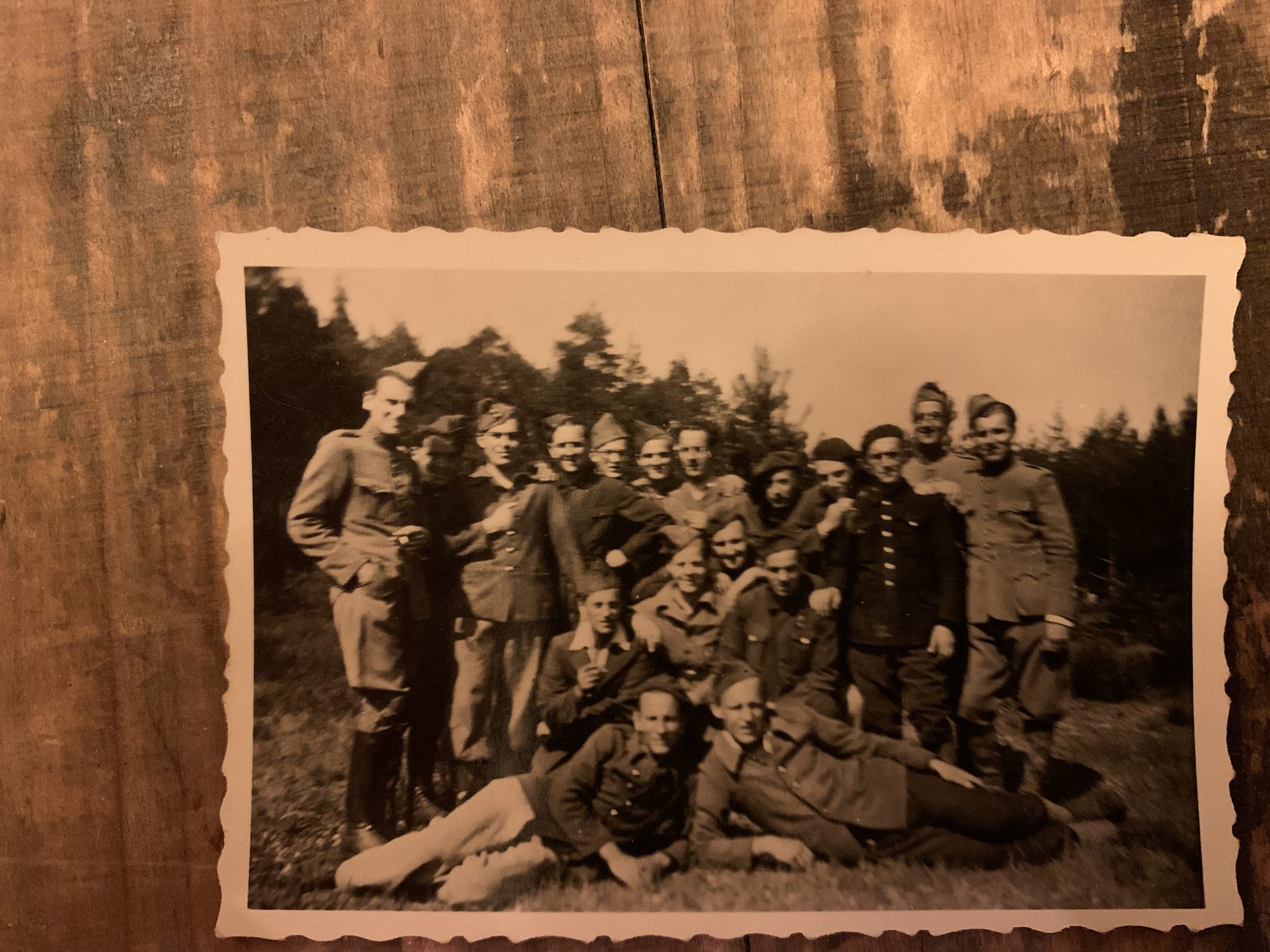 Gerardus met medegevangenen, vermoedelijk rondom Stalag IV-B Mühlberg.