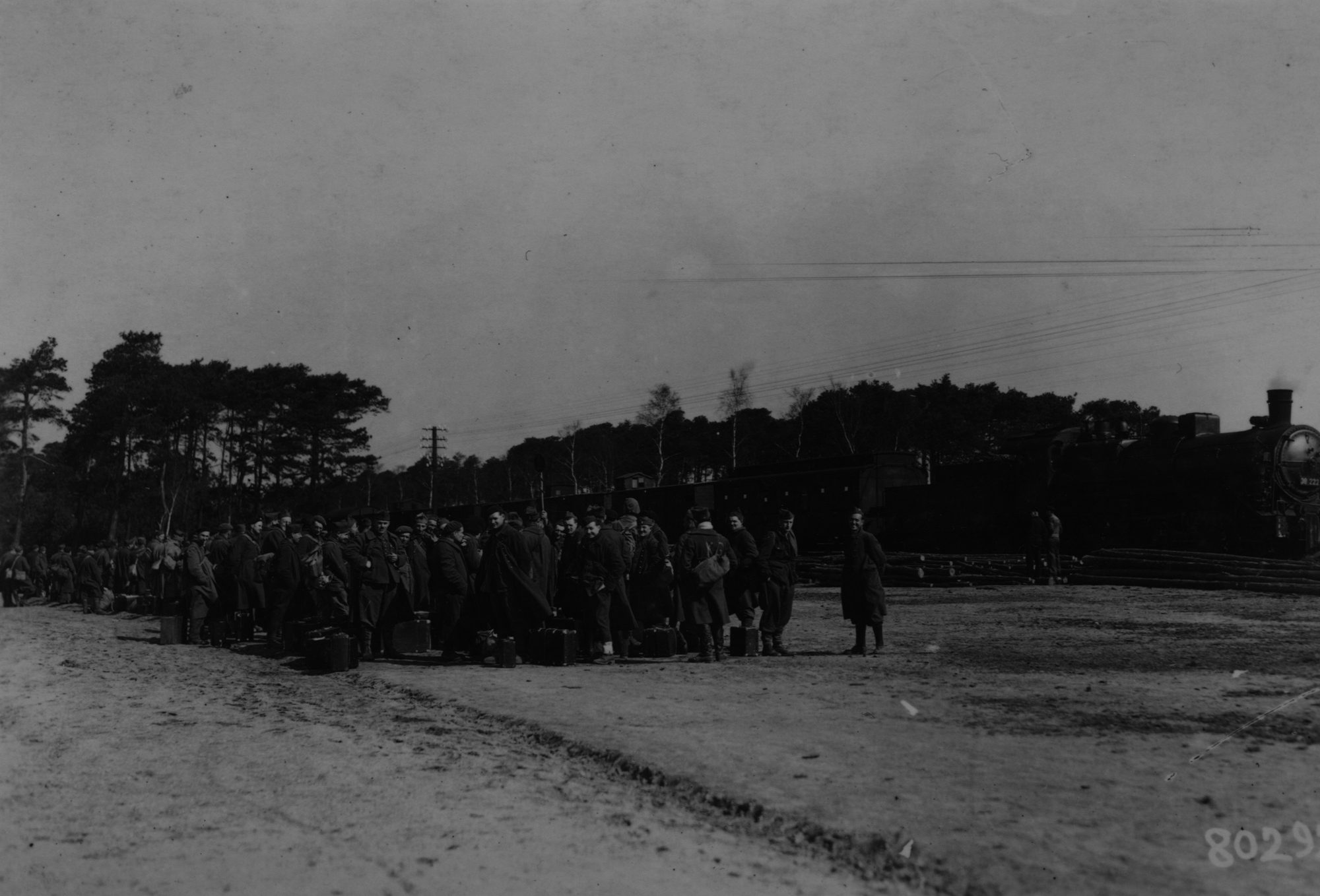 Krijgsgevangenen wachtend langs de trein bij Mühlberg, 1943.