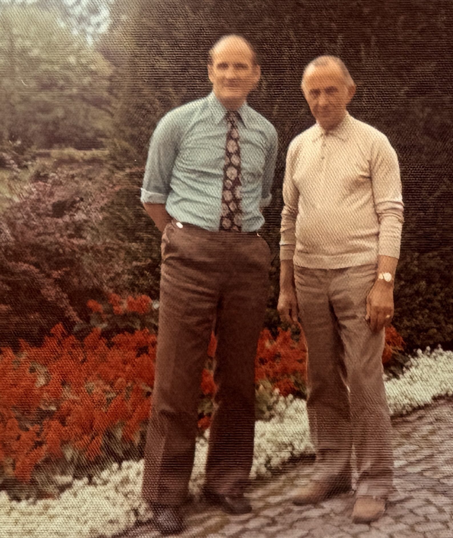 Gerardus en zijn broer Wim samen in een tuin, 1975.