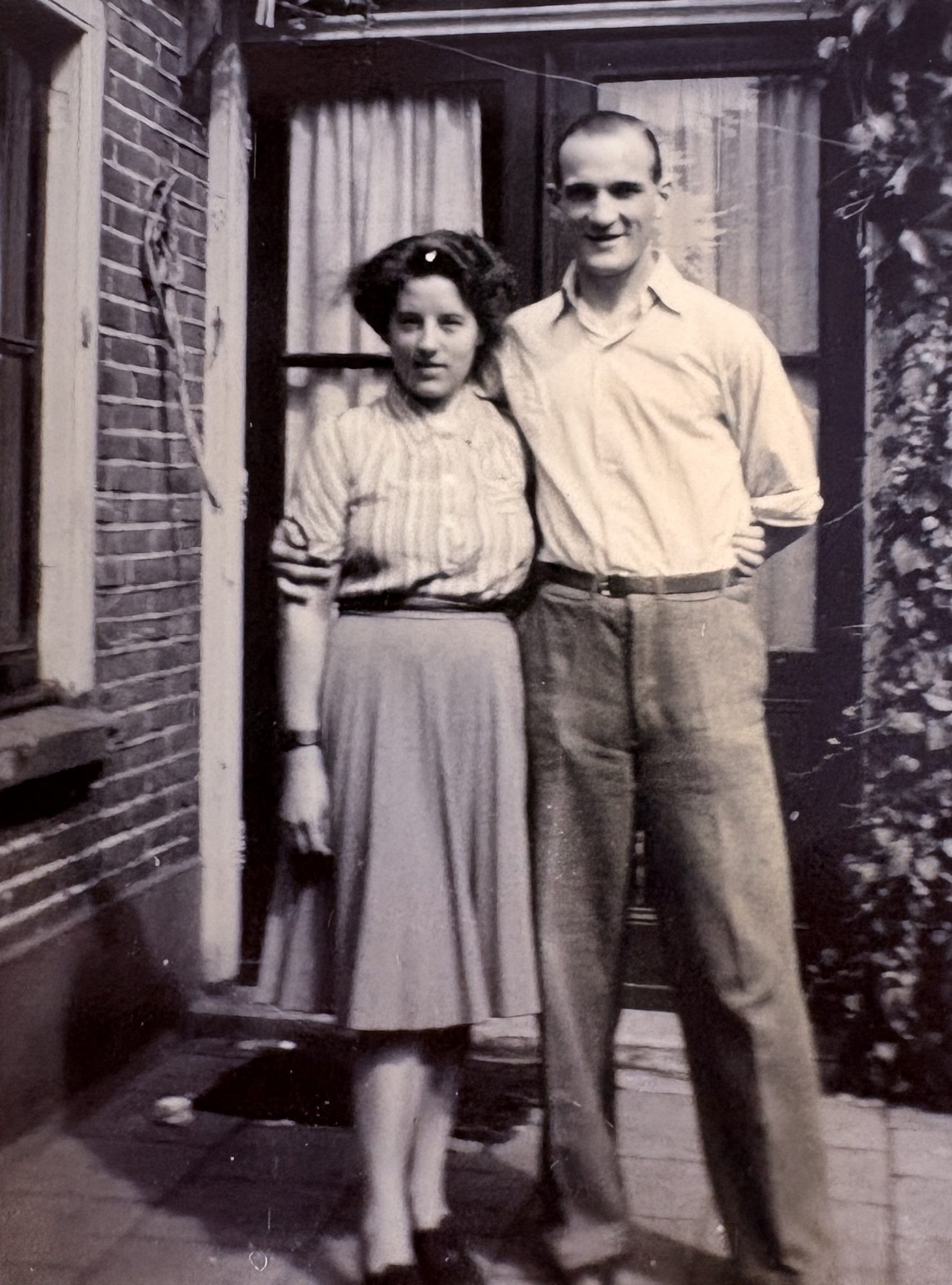 Gerardus met Elisabeth Plaggenburg-van Diemen voor hun huis, 30 augustus 1951.