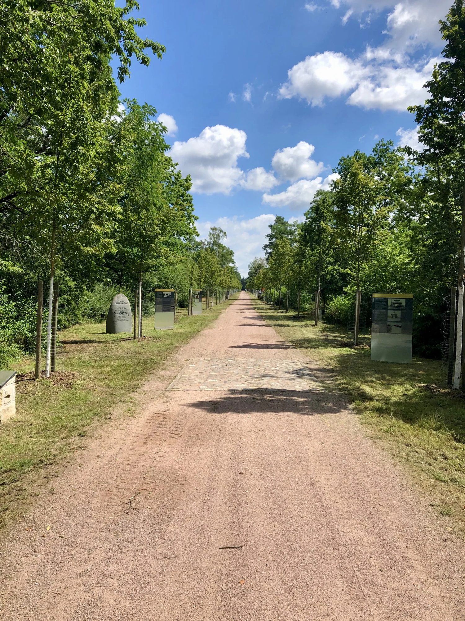 Het hedendaagse gedenkpad op het voormalige terrein van Stalag IV-B Mühlberg.