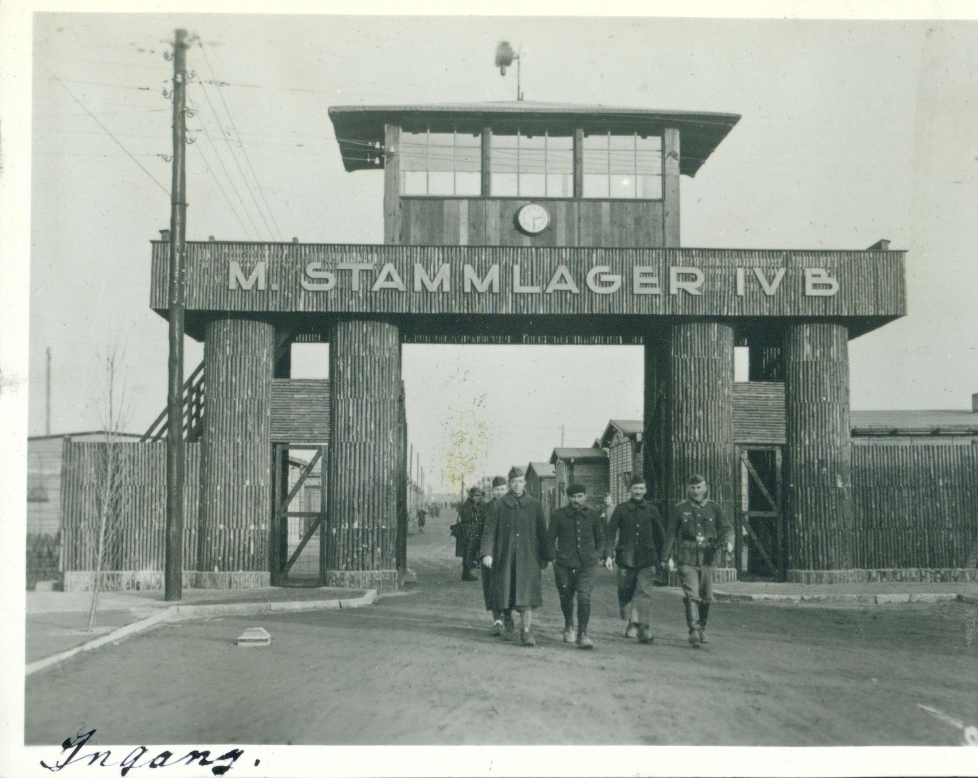 De poort van Stalag IV-B Mühlberg.