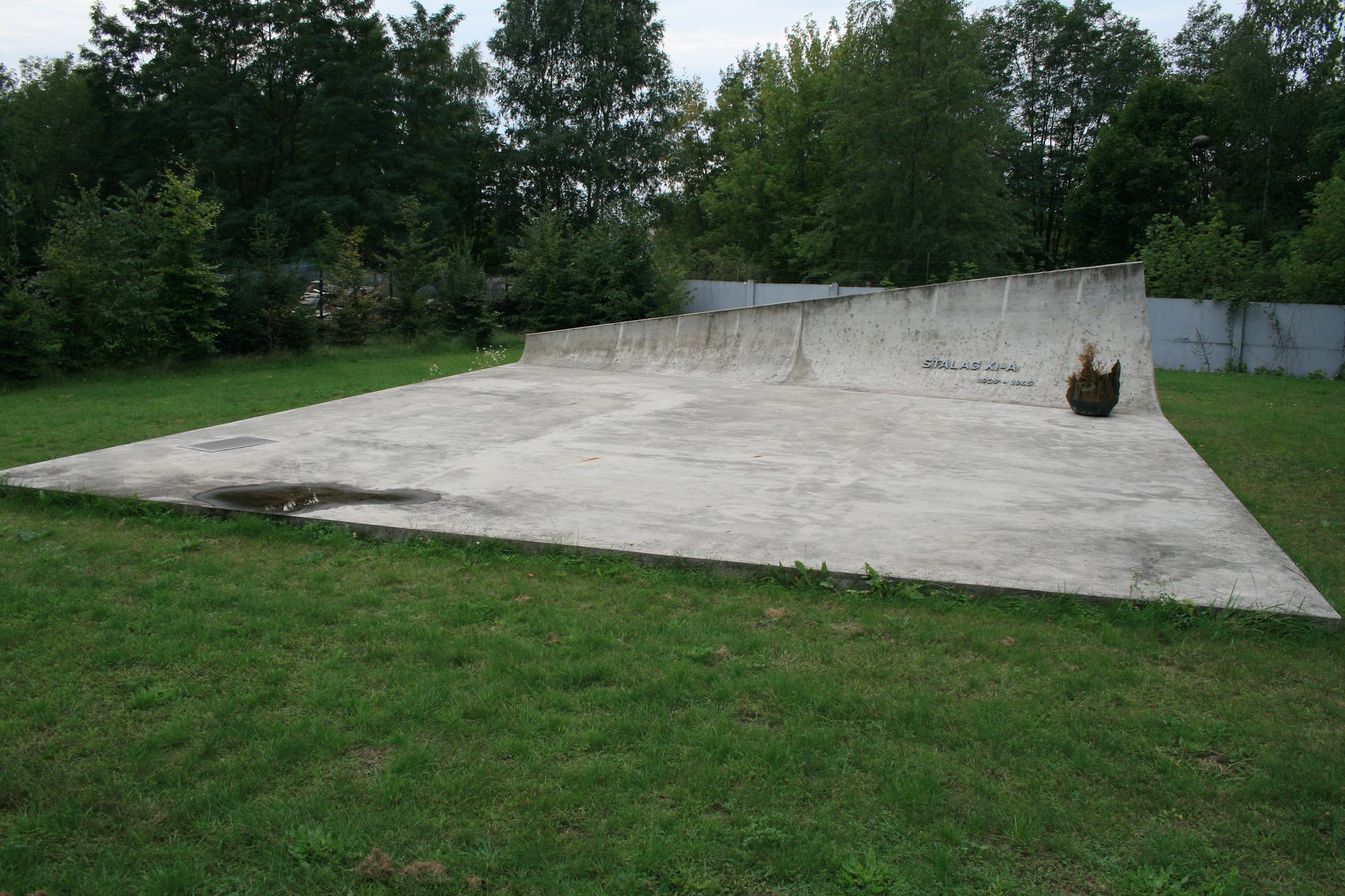 Het gedenkteken voor Stalag XI-A op het voormalige kampterrein bij Altengrabow.