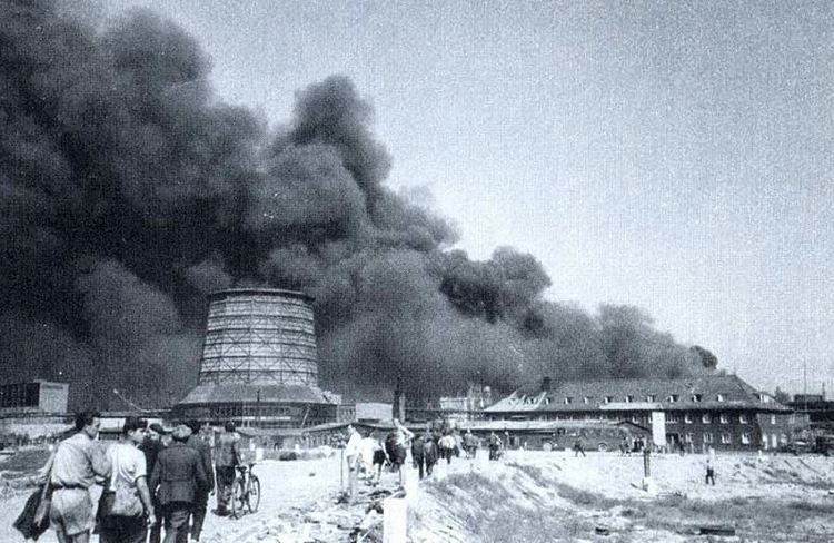 De STW-fabriek in Brüx in brand na een geallieerd bombardement.