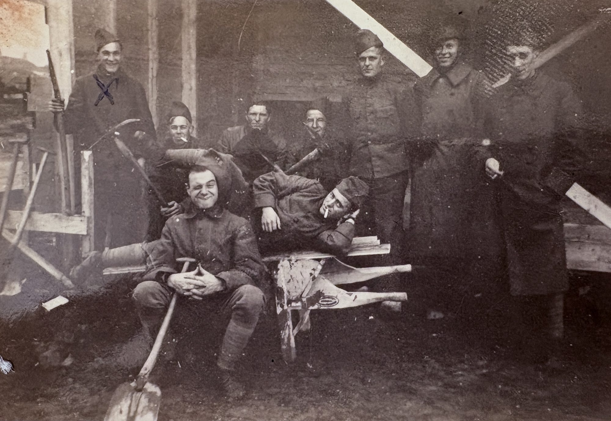 Groep soldaten met gereedschap op het werkpark in Den Helder.