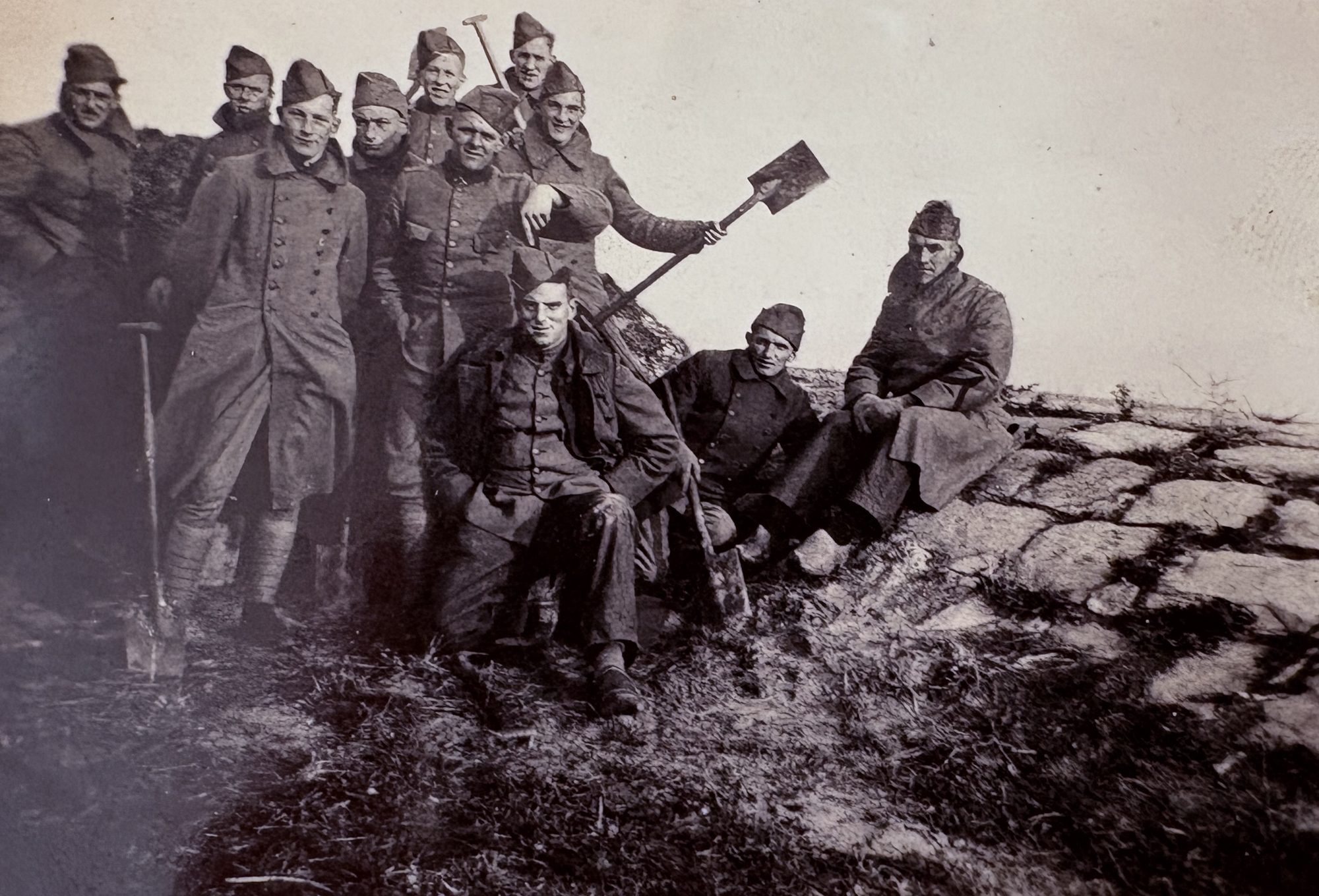 Soldaten die stellingen aanleggen op de Afsluitdijk.